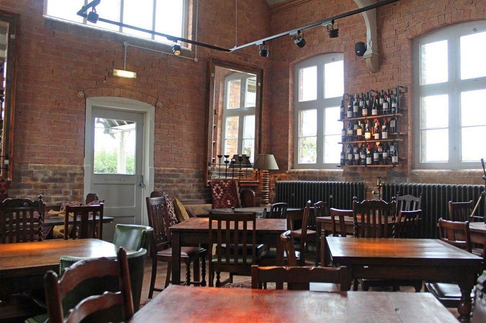 Hôtel The Cholmondeley Arms à Wrenbury Extérieur photo